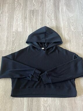 ALO Yoga Cropped Ribbed Hoodie in Black